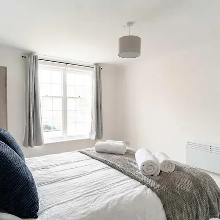 Bright 1 Bed Harbour-side In